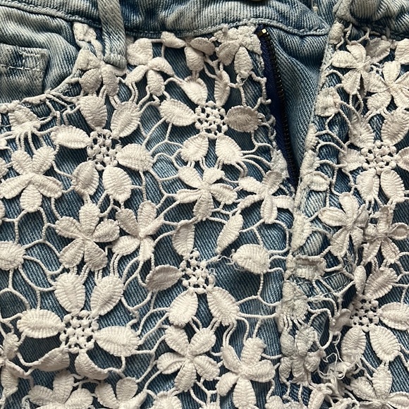 Roxy lace light wash short shorts size 3 - Picture 5 of 5